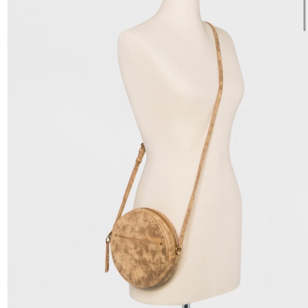 Metallic gold circle crossbody bag.